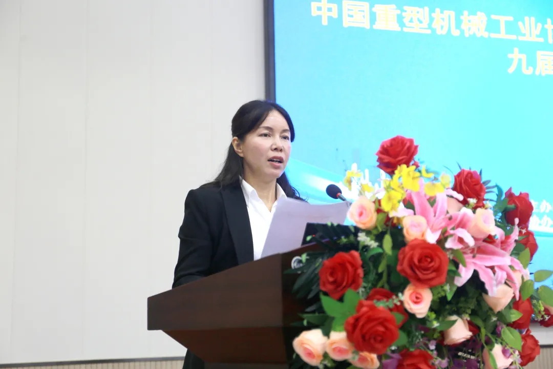 苗紅宣讀《關(guān)于表彰2019年度優(yōu)秀橋、門式起重機生產(chǎn)企業(yè)的決定》